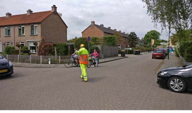 Verkeersregelaar Marcel van Tongeren op het gevaarlijke kruispunt in Maartensdijk.
