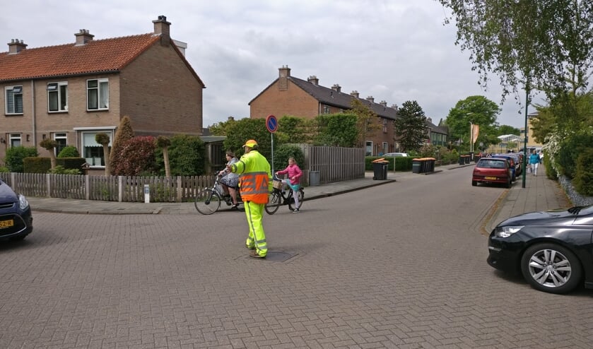 Verkeersregelaar Marcel van Tongeren op het gevaarlijke kruispunt in Maartensdijk.