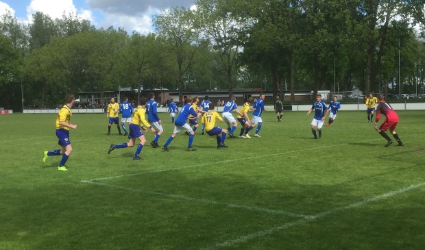 Grote drukte voor het doel. (foto Hans Nauta)