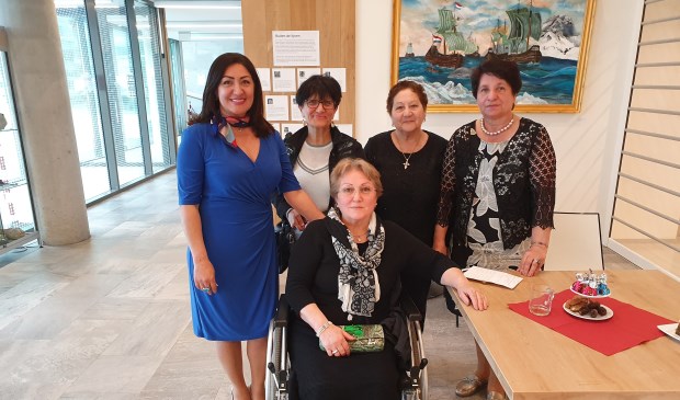 Karine Klyan (l) hoopt de Armeense gemeenschap op de Biltse kaart te zetten.