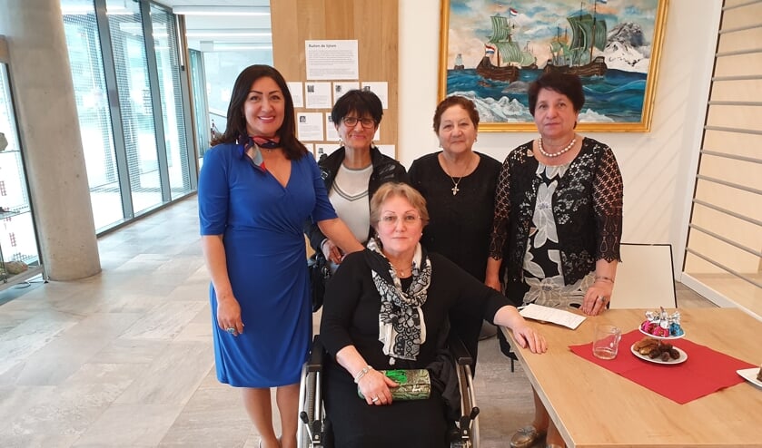 Karine Klyan (l) hoopt de Armeense gemeenschap op de Biltse kaart te zetten.