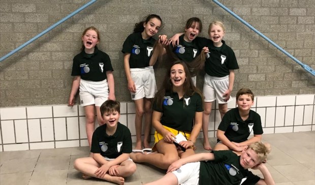 Staand: Sanne Netto, Amina Arab, Emily Dawson en Roos Appeldoorn en zittend: Bosco Sanders, Yara van der Veen, Quincy Postma en Bram Nagtegaal liggend op de voorgrond. Broers Christiaan en Simon Milojevic staan niet op de foto, zij waren verhinderd.