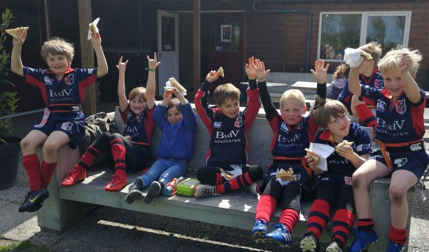 De jongste Stichtsche Rugby jeugd geniet na afloop van de goede prestaties in de heerlijke lentezon.