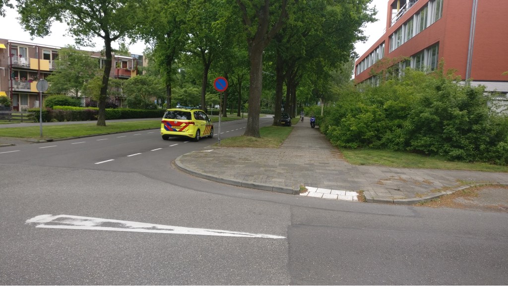 Hoek Massijslaan-Jan van Eijklaan met de Rogier van der Weydenlaan: ‘De ambulance kan in ieder geval weer rechtdoor’. [foto Henk van de Bunt