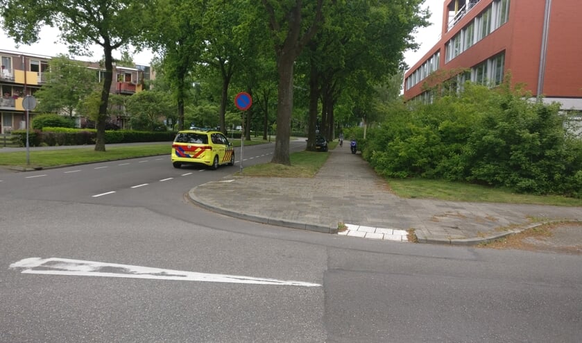 Hoek Massijslaan-Jan van Eijklaan met de Rogier van der Weydenlaan: ‘De ambulance kan in ieder geval weer rechtdoor’. [foto Henk van de Bunt