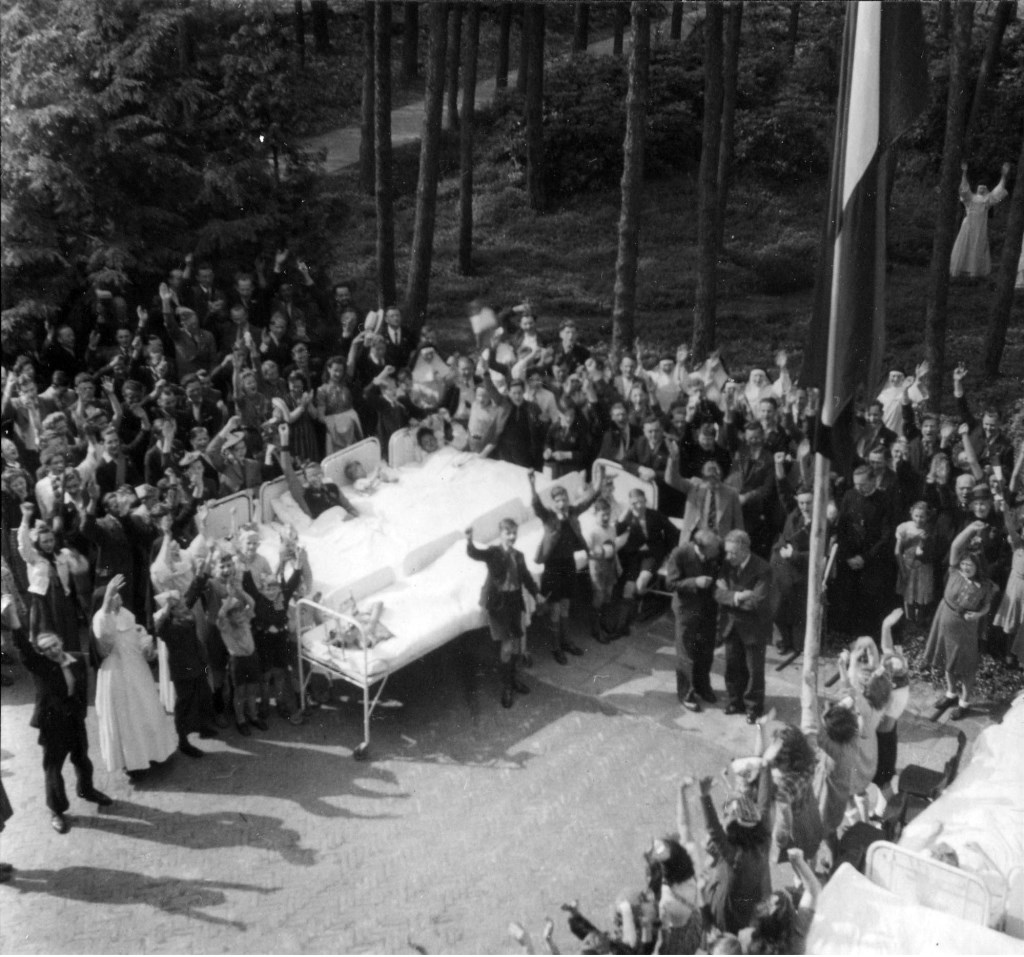 De bevrijding werd ook op het terrein van sanatorium Berg en Bosch gevierd. (foto uit de digitale verzameling van Rienk Miedema)