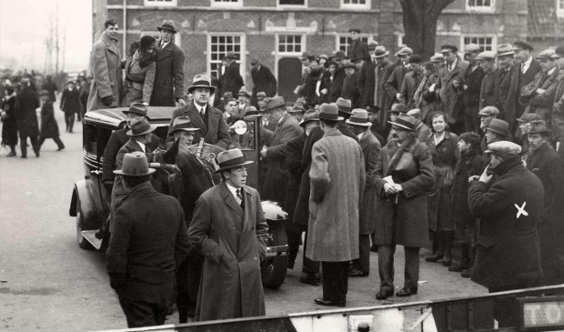 De Bestorming van de tol te Maartensdijk, 30 november 1931. Automobilisten die niet of te weinig wilden betalen, werden tegengehouden door tolgaarder Van Rooijen (met kruis).