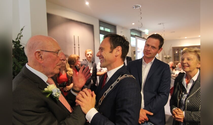 Feestje voor 100-jarige HvdB Marten Mobach 3.jpg Ter gelegenheid van de 100ste verjaardag van Biltenaar Marten Mobach werd zaterdag 15 juni in het Koetshuis van Eyckenstein een receptie gehouden. Onder de vele aanwezigen was ook burgemeester Sjoerd Potters. [foto Henk van de Bunt