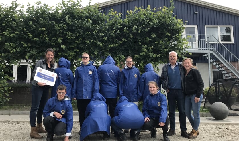 De Lions overhandigen een cheque aan zorgboerderij Griftenstein & Zorg.