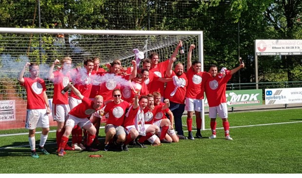 Enthousiasme bij het team van FC De Bilt 5 na het behalen van het kampioenschap.