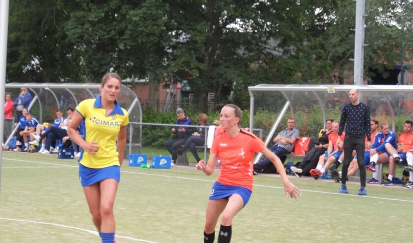 Leslie Barneveld en op de achtergrond coach Andreas van Grootheest in hun laatste wedstrijd