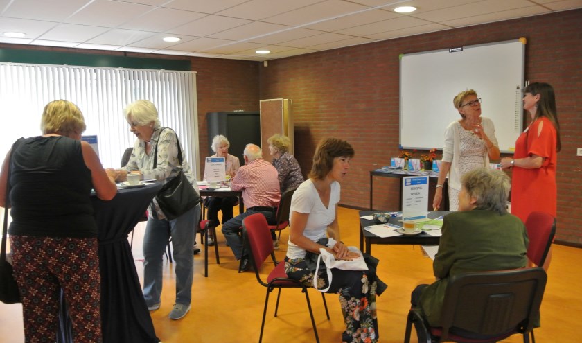 Tijdens de Markt ontstaan al snel geanimeerde gesprekken, waarin de deelnemers hun wensen aan elkaar vertellen.