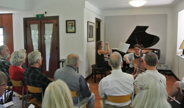 Het koffieconcert van zondag 2 juni werd verzorgd door celliste Mariette Landheer en pianiste Angelique Heemsbergen.