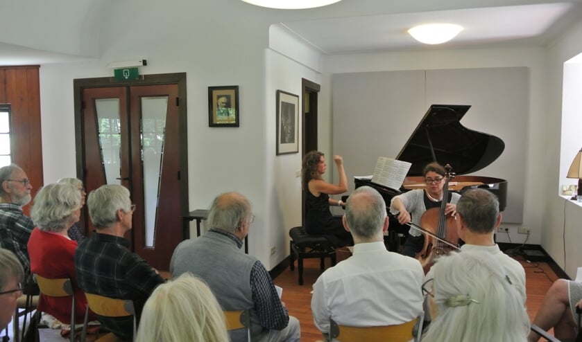 Het koffieconcert van zondag 2 juni werd verzorgd door celliste Mariette Landheer en pianiste Angelique Heemsbergen.