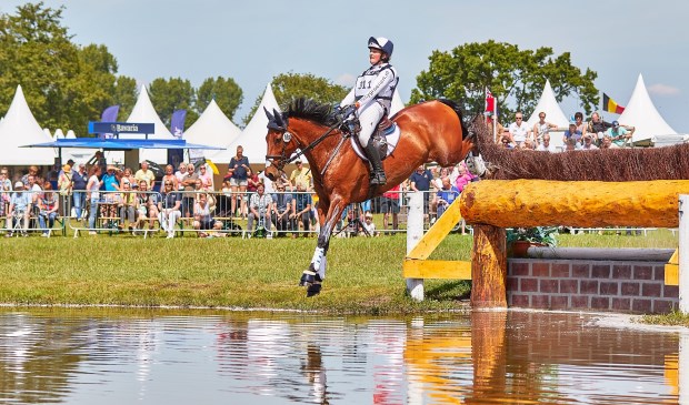 Lucy Groenen springt met haar 8-jarige Gyon over de heg het water in. (foto eventingfoto.com)
