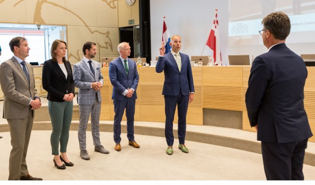 Nieuwe college van Gedeputeerde Staten van Utrecht geïnstalleerd. V.l.n.r. Rob van Muilekom, Hanke Bruins Slot, Arne Schaddelee, Robert Strijk en Huib van Essen (Foto Provincie Utrecht)
