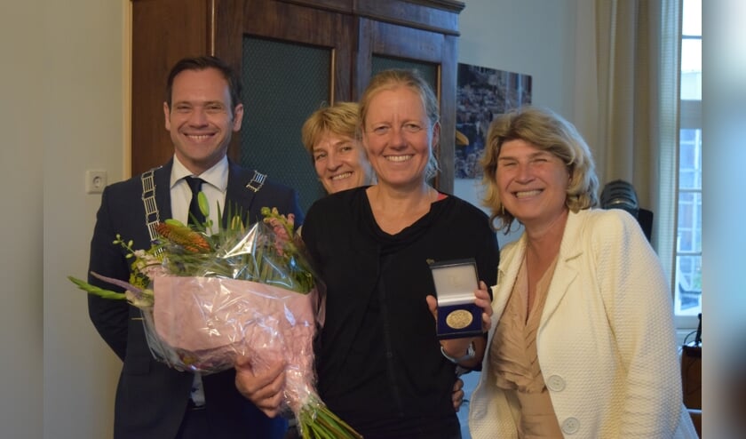Na ruim 66 uur bereikte Jacomina Eijkelboom de finish in Parijs, met v.l.n.r. burgemeester Sjoerd Potters, begeleidster Marinka, Jacomina Eijkelboom en sportwethouder Madeleine Bakker-Smit.