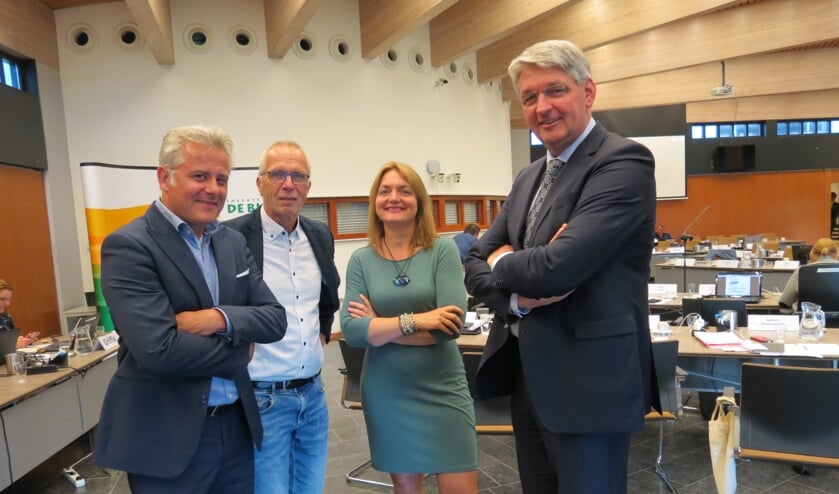 Tijdens een van de schorsingen overleggen fracties in goede sfeer met elkaar.