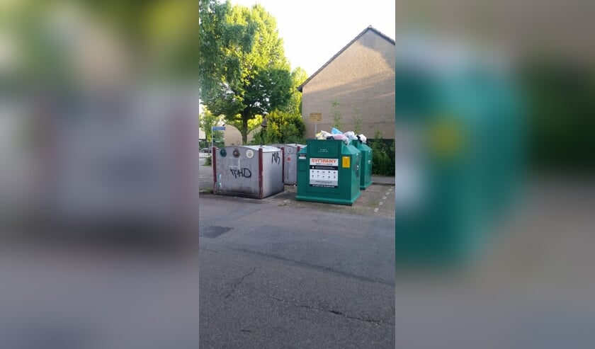 De textiel-containers tegenover de voormalige Aldi-winkel puilen uit; een lelijk gezicht en een gevaar in een verder mooie wijk.