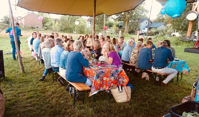 Buurttafel in de Groenekanse Veldlaan.