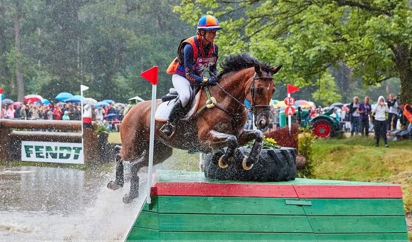 Olivia neemt geconcentreerd de moeilijke punt in het water met Spirit Excalibur.