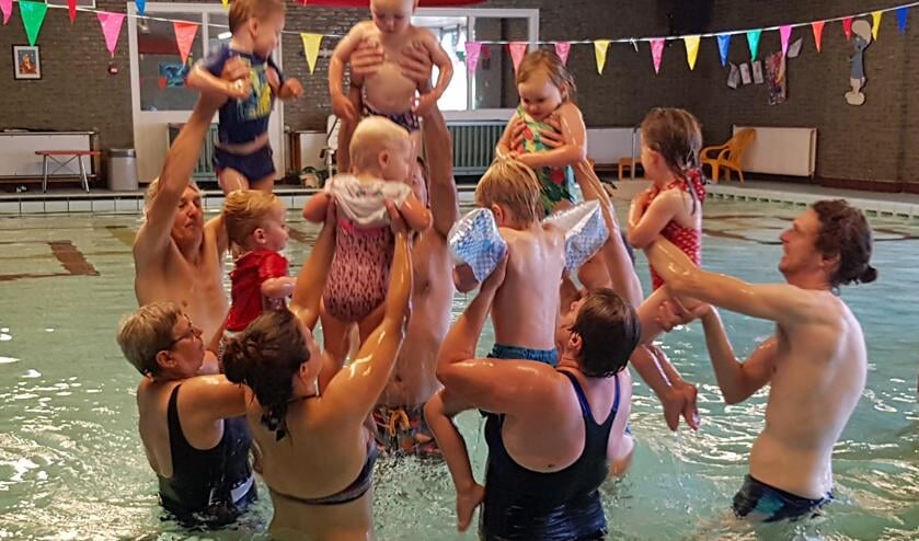 Ouder en Kind zwemmen tijdens het Guppy afzwemmen in Combibad Brandenburg.