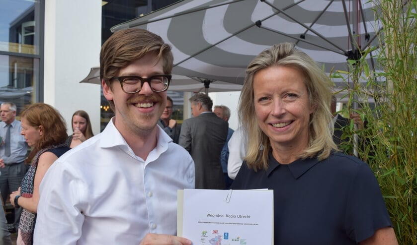 Ook De Bilt heeft de Woondeal ondertekend, links wethouder Dolf Smolenaers en rechts minister Kajsa Ollongren.