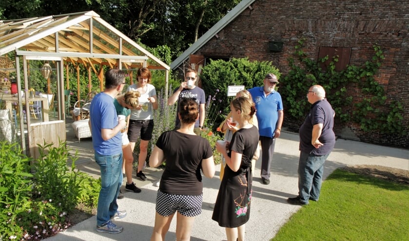 Rustmoment voor de vrijwilligers in de Hospicetuin. (foto Wim Westland)