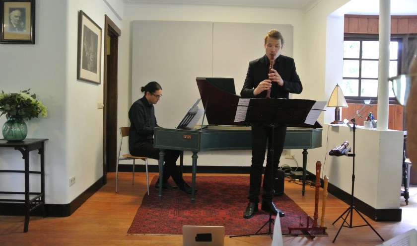In het koffieconcert maakten de toehoorders kennis met moderne, zelden vertolkte, composities, waarbij het gebruik van elektronische effecten bijzondere sferen opriepen.
