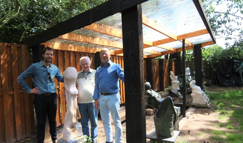 V.l.n.r. Tibo van de Zand en Karel Beesemer (namens Stichting Jits Bakker Collectie) en Frans Poot (Stichting Mens en zijn Natuur) bij een deel van de recent gerenoveerde kloostergalerij.