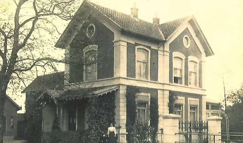 De oude dokterswoning aan de Dorpsweg 23 in Maartensdijk: op zolder trof men een viertal kranten uit 1893 aan (foto Koos Kolenbrander).