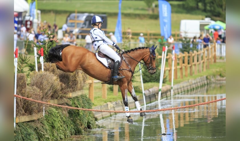 Lucy en Gyon springen in de slotgracht van Kasteeldomein Baron Casier in Nokere op weg naar de overwinning in de 2*.
