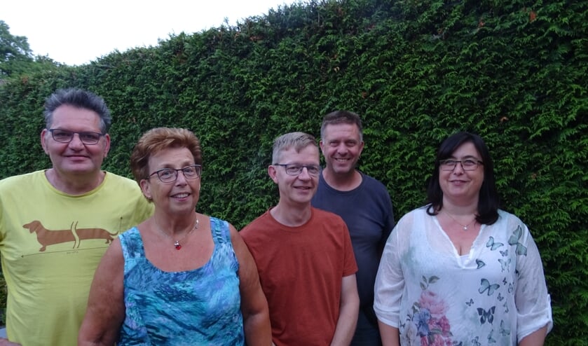 V.l.n.r. Paul Derksen, Henny van Engelen, Rick de Heer, Johan Westerhuis en Cindy van Engelen doen hun uiterste best om dit jaar weer een mooie Sinterklaasintocht te organiseren. (Gerard Vaneker ontbreekt op de foto).