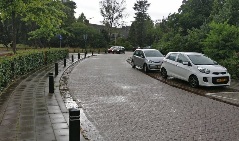Ter verhoging van de veiligheid rond de Theresiaschool in Bilthoven zijn geleidingspaaltjes aangebracht.