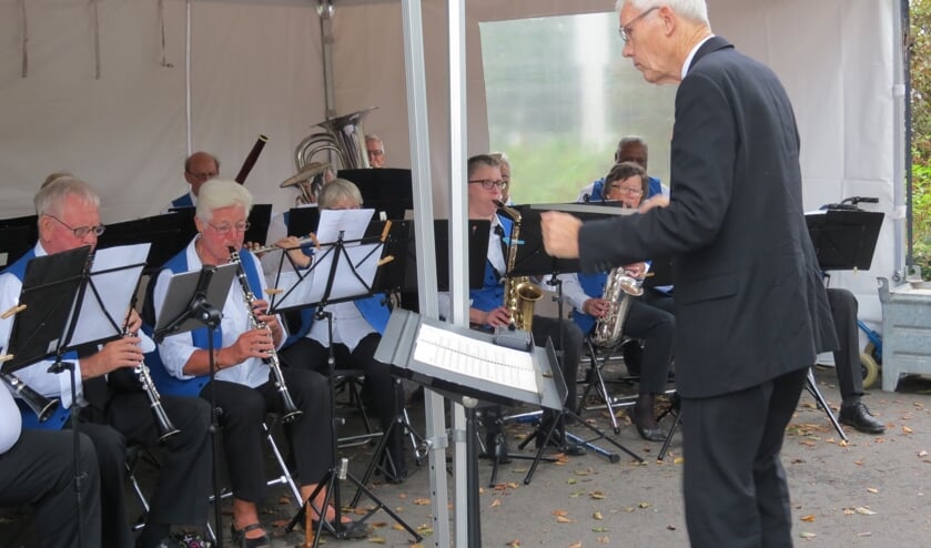 Muziekvereniging Kunst en Genoegen uit Maartensdijk verzorgt onder leiding van Frans de Graaf de muzikale omlijsting.