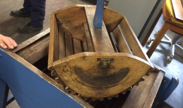 • Het houten werktuig meet ongeveer tachtig bij tachtig centimeter. Foto: Kringloop De Spullewaard
