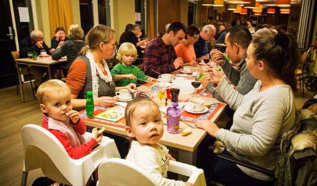 • Ook de kleine Freek en Lara genieten van het eten in De Grote Aak. (foto: Lya Cattel)
