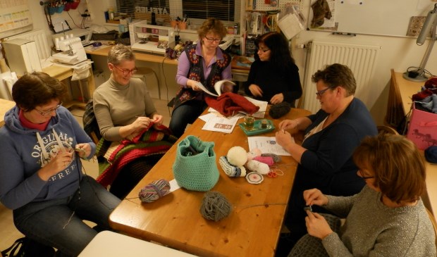 • "Handwerken is meditatief", aldus één van de cursisten. Foto: Vincent Wibier