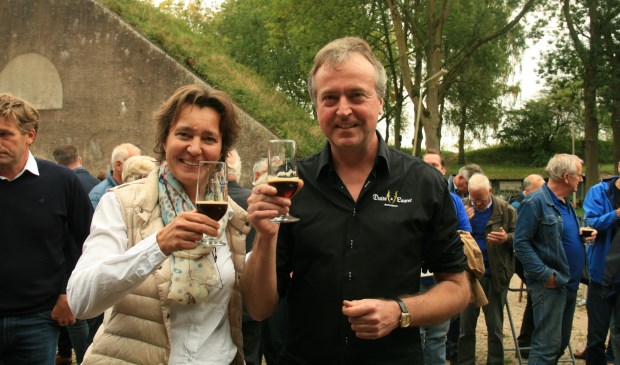 • Daniëlle Duits en Marco Lauret brengen een toost uit.