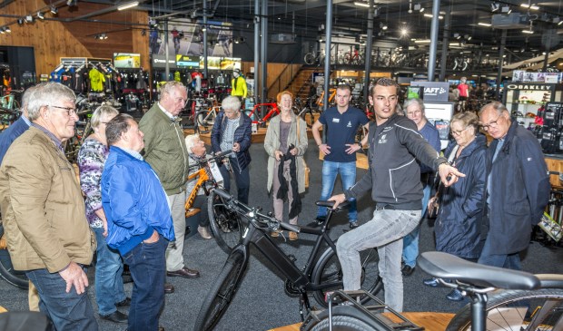 • Ruim honderd 55+ leden gingen met Rabobank Bommelerwaard mee op bedrijvenbezoek, onder andere naar CycleCenter 53-11.
