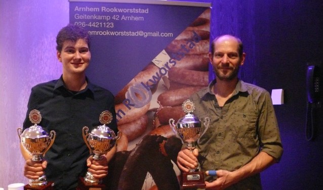 • Roland Schneider en Hans de Goeij met hun drie prijzen.
