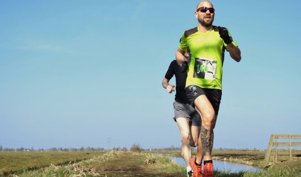 • Het parcours voert over onverharde paden. (foto: Wim Nobel)