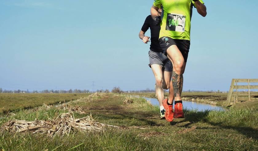• Het parcours voert over onverharde paden. (foto: Wim Nobel)