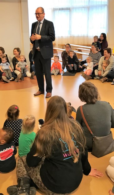 • Wethouder Piet Vat geeft de aftrap voor Gezond Nieuw-Lekkerland.