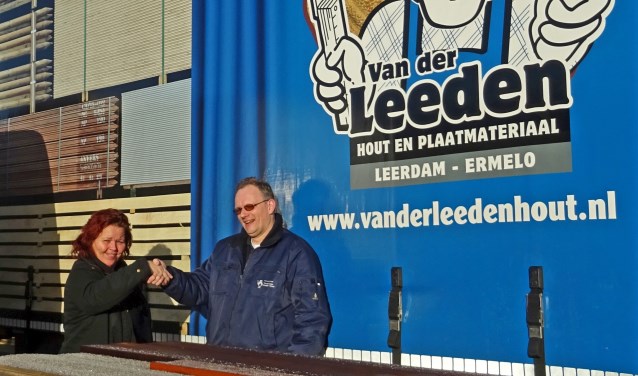 Van der Leeden schenkt hout aan Voedselbank Leerdam Leerdam