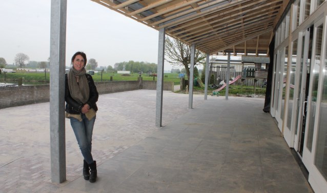 • Nathalie bij het nieuwe terras met uitzicht op het water.