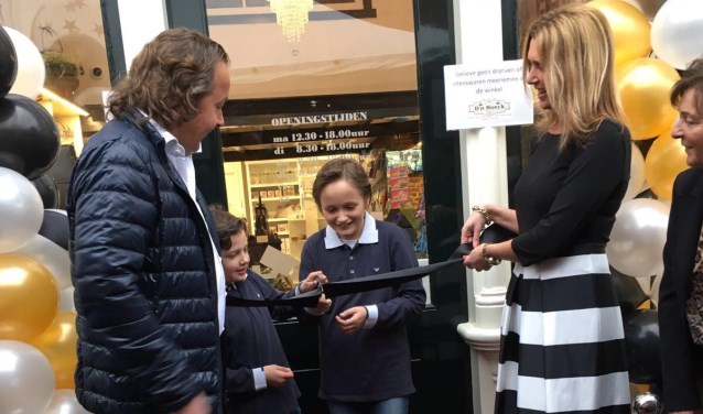 • Robbie en Colinda van der Steenhoven openden samen met hun zoons de nieuwe winkel.