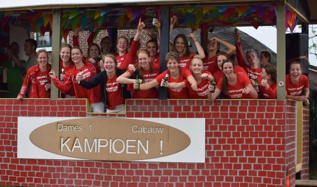 • Met de 'platte kar' door het dorp. (foto: vv Cabauw)