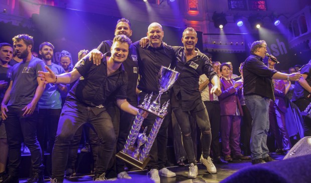 • Van links naar rechts: Jacco Bogers, Thomas van Wamel, Marcel Toonen, Stefan Chambone. Rechts John van den Borne (organisator Clash of the Coverbands).