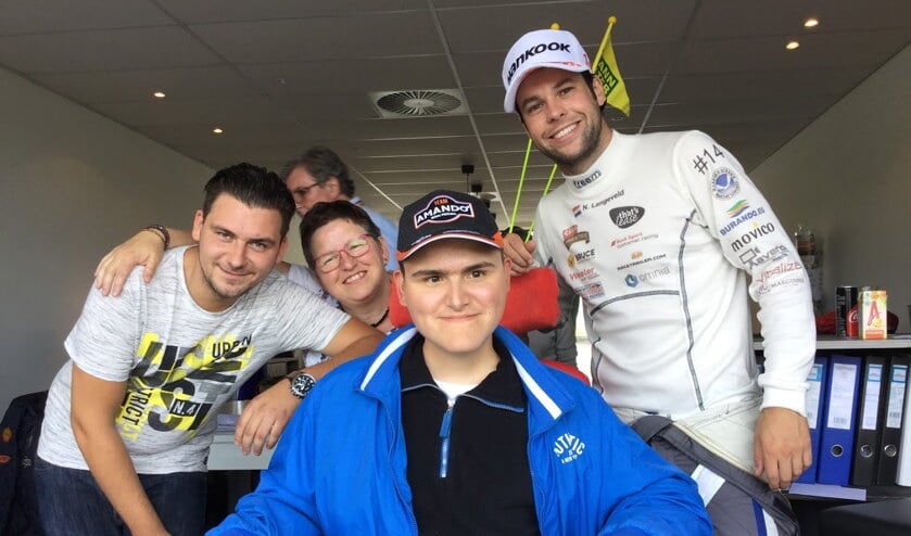 • Thomas ontmoette zijn idool coureur Niels Langeveld.